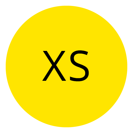 Ein leuchtend gelber runder Knopf mit schwarzem Text in der Mitte, auf dem „XS“ steht, was möglicherweise auf eine besonders kleine Größe hinweist.