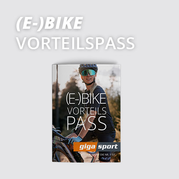 Abbildung einer Broschüre zum (E-)Bike-Vorteilspass. Eine Person mit Helm und Sonnenbrille steht neben einem Fahrrad. Unten rechts ist das Gigasport-Logo zu sehen. Im Hintergrund ist eine unscharfe Außenkulisse mit Bäumen zu sehen.