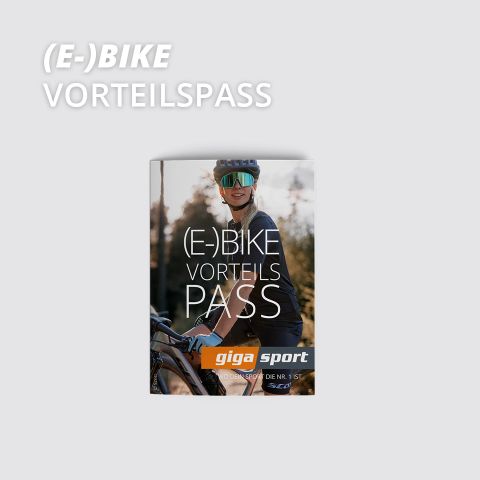 Titelbild der Broschüre „(E-)Bike-Vorteilspass“ mit einer Person in Radlerkleidung und einem Fahrrad. Die Person steht im Freien vor einem unscharfen Hintergrund mit Bäumen. Das Gigasport-Logo ist unten abgebildet.