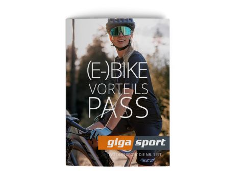 Eine Frau mit Helm und Sonnenbrille steht lächelnd neben einem Fahrrad. Der Text lautet „(E-)Bike-Vorteilspass“ und „Giga Sport“. Sie befindet sich im Freien, im Hintergrund sind Bäume zu sehen.