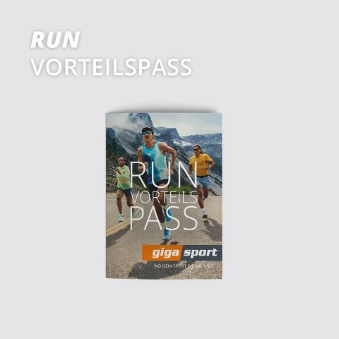 Drei Personen laufen energisch eine Bergstraße entlang. Der Text auf dem Bild lautet „Run Vorteilspass“ mit dem „giga sport“-Logo darunter. Im Hintergrund ist eine malerische Berglandschaft zu sehen.