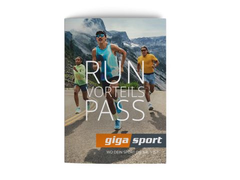 Drei Menschen laufen auf einer Bergstraße, im Hintergrund felsige Gipfel. Das Bild enthält die Texte „RUN VORTEILS PASS“ und „giga sport“. Die Szene vermittelt ein Gefühl von Energie und Abenteuer im Freien.