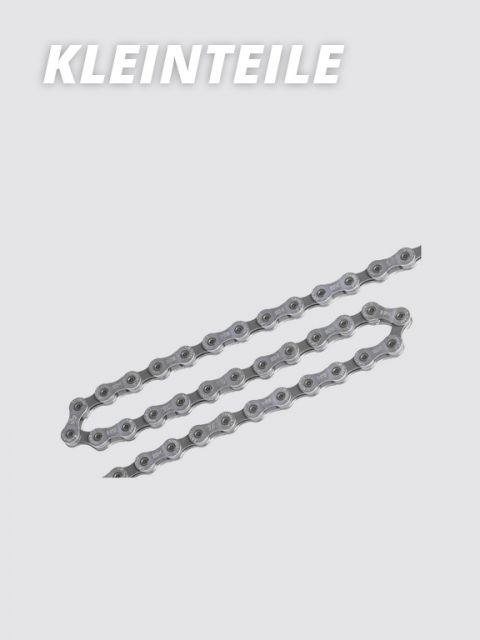 Eine Fahrradkette aus Edelstahl erstreckt sich vor hellgrauem Hintergrund. Oben links steht in fetten weißen Buchstaben das Wort „KLEINTEILE“.