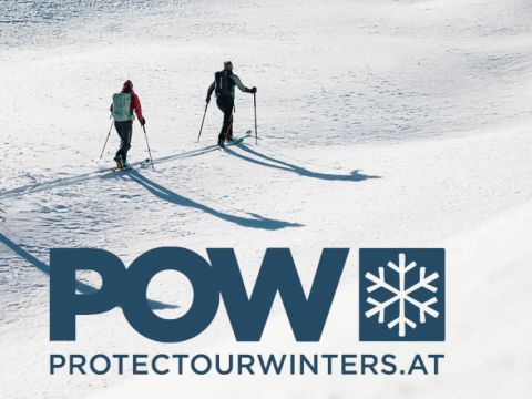 Zwei Personen fahren in einer verschneiten Landschaft Ski und werfen dabei lange Schatten. Sie tragen Rucksäcke und benutzen Skistöcke. Im Vordergrund ist ein Logo mit den Worten „POW“ und „PROTECTOURWINTERS.AT“ zu sehen, begleitet von einem Schneeflockensymbol.