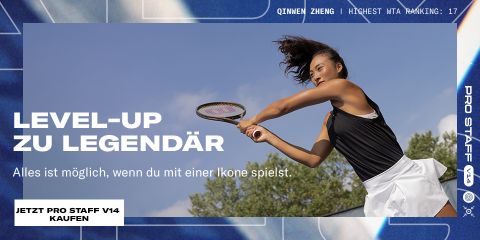 Ein Tennisspieler in Aktion, der auf einem Außenplatz einen Schläger schwingt. Der Text lautet „Level-Up zu Legendär“ und „Alles ist möglich, wenn du mit einer Ikone spielst.“ An den Seiten und am unteren Rand des Bildes befindet sich eine Produktwerbung.