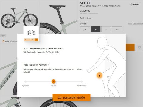 Website-Oberfläche zur Auswahl eines geeigneten Mountainbikes. Gezeigt wird ein grünes Scott Mountainbike 29" Scale 920 2023 zum Preis von 3.299,00 Euro mit verschiedenen Rahmengrößen. Ein Dialog fragt nach dem Fahrstil und zeigt eine Person auf einem Fahrrad.
