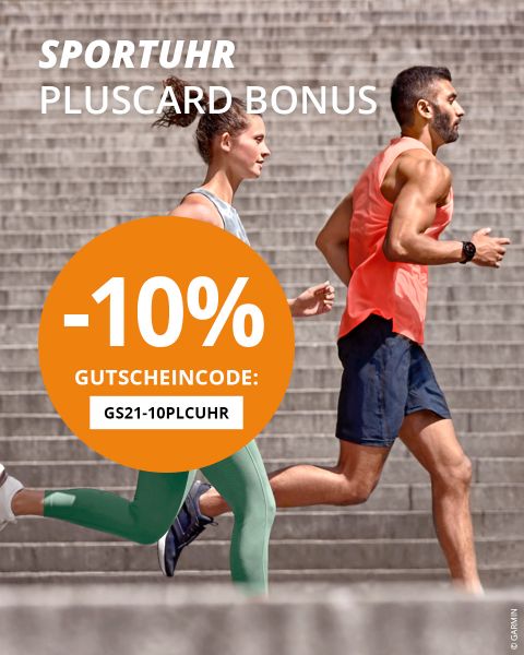 Ein Mann und eine Frau joggen Betonstufen hinauf. Das Bild wirbt für 10 % Rabatt auf Sportuhren mit dem Code „GS21-10PLCUHR“. Über einem orangefarbenen Kreis mit dem Rabattangebot ist der Text „SPORTUHR PLUSCARD BONUS“ zu sehen.