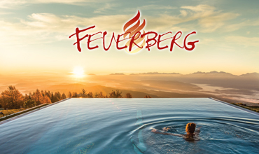 Eine Person schwimmt in einem Infinity-Pool und blickt bei Sonnenuntergang auf eine malerische Berglandschaft. Der Himmel ist in warmen Farbtönen gehalten, und oben steht „Feverberg“ mit einer stilisierten Flamme darüber.