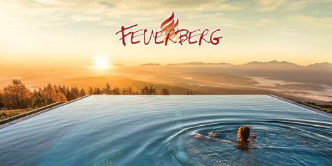 Eine Person schwimmt in einem Infinity-Pool mit Blick auf eine malerische Berglandschaft bei Sonnenuntergang. Der Himmel ist in warmen Farben gehalten, und darüber steht das Wort „Feverberg“ in Form eines Flammenmusters.