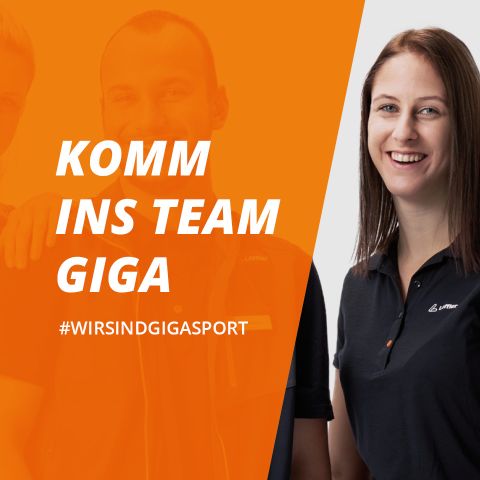 Auf der rechten Bildseite ist eine lächelnde Person in einem schwarzen Poloshirt zu sehen. Der Hintergrund ist orange mit dem Text „KOMM INS TEAM GIGA #WIRSINDGIGASPORT“ in fetten weißen Buchstaben.