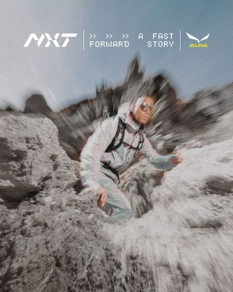 Eine Person in weißer Jacke und Sonnenbrille klettert durch felsiges Gelände. Der Bewegungsunschärfeeffekt betont Geschwindigkeit und Bewegung. Oben steht der Text „MXT Forward A Fast Story“, rechts das Salewa-Logo.