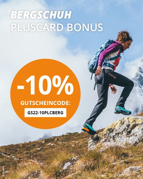 Eine Person wandert bergauf in einer Berglandschaft mit Wolken im Hintergrund. Sie trägt einen Rucksack und festes Schuhwerk. Der eingeblendete Text bietet 10 % Rabatt mit dem Gutscheincode GS22-10PLCBERG unter dem Aktionstitel „Bergschuh Pluscard Bonus“.
