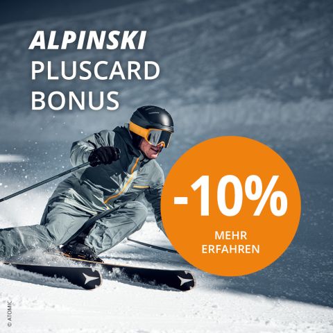 Ein Skifahrer in grau-gelbem Outfit gleitet einen verschneiten Hang hinunter. Auf dem Bild steht „ALPINSKI PLUSCARD BONUS“ und in einem orangefarbenen Kreis „-10% MEHR ERFAHREN“, was auf ein 10% Rabattangebot hinweist.