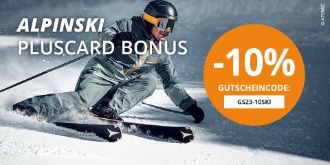 Ein Skifahrer in grauer Montur und Helm fährt auf Schnee bergab. Der Text bietet 10 % Rabatt mit dem Code „GS23-10SKI“ für den Alpenski Pluscard Bonus.