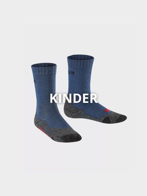 Ein Paar blau-graue Socken mit zusätzlicher Polsterung und Griffigkeit im Fersen- und Zehenbereich, auf einem hellgrauen Hintergrund mit dem Wort „KINDER“ in fetten weißen Buchstaben auf den Socken.
