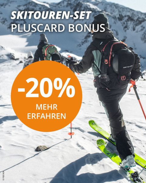 Zwei Skifahrer in Winterkleidung besteigen einen verschneiten Berg. Jeder trägt Rucksäcke und Skier. Der Text lautet: „Skitouren-Set Pluscard Bonus -20% Mehr Erfahren.“ Ein leuchtend orangefarbener Kreis akzentuiert den Rabatt.