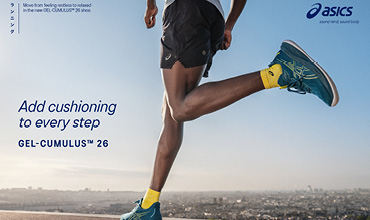 Eine Person läuft draußen in blauen ASICS-Schuhen und gelben Socken mit der Skyline der Stadt im Hintergrund. Der Text lautet: „Dämpfung für jeden Schritt mit GEL-CUMULUS™ 26.“ Erleben Sie revolutionären Komfort, ähnlich wie mit dem neuen ASICS GEL-KAYANO™ 30, erhältlich bei Gigasport.