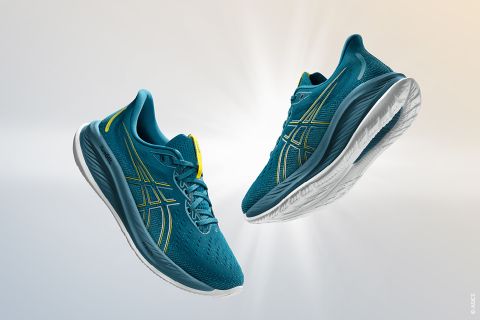 Zwei türkisfarbene Laufschuhe mit gelben Akzenten und weißen Sohlen schweben vor einem leicht abgestuften Hintergrund. Diese ASICS GEL-KAYANO™ 30 von Gigasport verfügen über Mesh-Gewebe und gebogene Sohlen und bieten ein revolutionäres Bewegungsgefühl und Leichtigkeit.