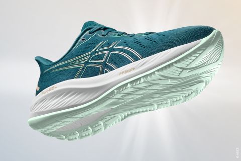 Der ASICS GEL-KAYANO™ 30 revolutioniert das Laufen mit seinem türkisfarbenen Design und der hellgrünen Sohle mit weißem Branding. Der Schuh besticht durch strukturierten Grip und Dämpfung und präsentiert sich auf einem hellen Farbverlauf. Erhältlich bei Gigasport für alle, die unvergleichliche Performance suchen.