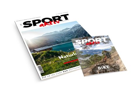 Gezeigt werden zwei Magazine: Das größere trägt den Titel „SPORT aktiv“ und zeigt eine malerische Berglandschaft, das kleinere ist ein Bike-Guide mit einem Radfahrer auf einem Trail.