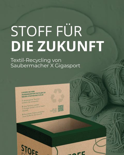 Das Bild zeigt einen Werbeaufsteller für Textilrecycling mit Wollknäueln und einer grünen Tonne. Der Text lautet „STOFF FÜR DIE ZUKUNFT“ und erwähnt das Textilrecycling von Saubermacher und Gigasport. Auf der Tonne ist ein QR-Code sichtbar.