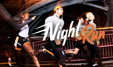 Eine Gruppe Läufer in Sportkleidung sprintet nachts über eine beleuchtete Brücke. Der Schriftzug „Night Run“ ist deutlich über dem Bild zu sehen.
