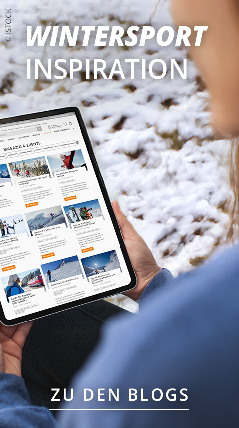 Eine Person hält ein Tablet in der Hand, auf dem eine Webseite mit Zeitschriften und Veranstaltungen zum Thema Wintersport angezeigt wird. Im Hintergrund ist schneebedeckter Boden zu sehen. Die Texte auf dem Bild lauten „WINTERSPORT INSPIRATION“ und „ZU DEN BLOGS“.