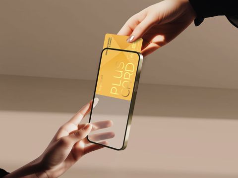 Eine Hand hält ein Smartphone mit transparentem Display, eine andere schiebt eine gelbe Karte mit der Aufschrift „Plus Card“ hinein. Der Hintergrund ist sanft beleuchtet und wirft sanfte Schatten.