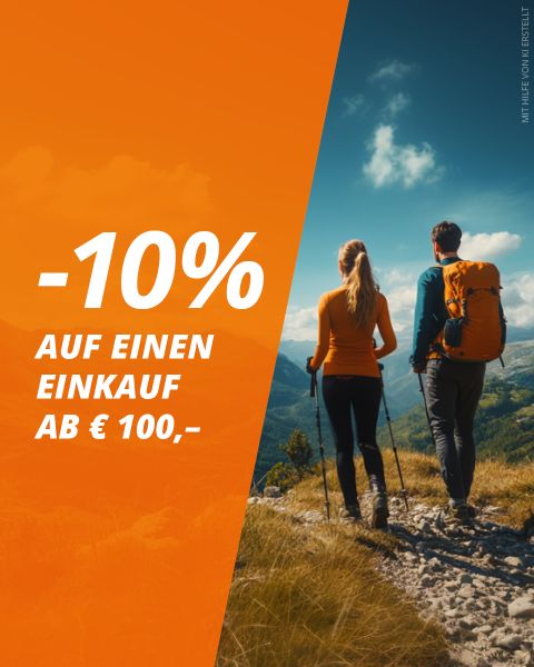 Das Bild zeigt zwei Wanderer, einen Mann und eine Frau, die mit Wanderstöcken und Rucksäcken auf einem Bergpfad unterwegs sind. Auf der linken Seite ist eine leuchtend orangefarbene Grafik mit einem Textangebot zu sehen: „-10 % auf einen Einkauf ab 100 €.“.