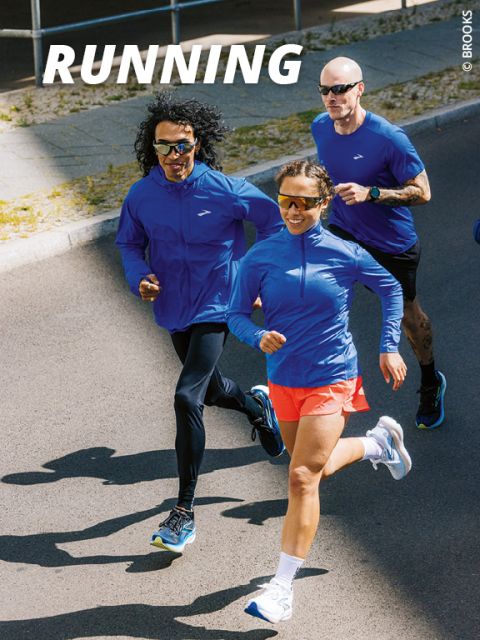 Drei Personen in passender blauer Sportkleidung joggen gemeinsam eine sonnige Straße entlang. Oben steht das Wort „RUNNING“. Sie wirken konzentriert und voller Energie.