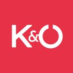 Ein rotes quadratisches Logo mit den weißen Buchstaben „K&O“ und einem Et-Zeichen in der Mitte. Das „O“ ähnelt einem Einschaltknopfsymbol.