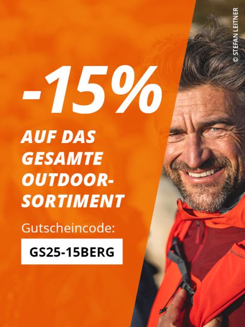 Ein lächelnder Mann in Outdoor-Ausrüstung steht neben einem Text, der 15 % Rabatt auf alle Outdoor-Artikel anbietet, mit dem Rabattcode „GS25-15BERG“ auf orangefarbenem Hintergrund.
