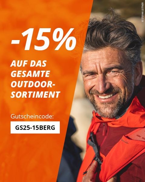 Ein lächelnder Mann in Outdoor-Ausrüstung ist neben einem orangefarbenen Text zu sehen, der lautet: „-15 % auf das gesamte Outdoorsortiment. Gutscheincode: GS25-15BERG.“.