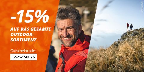 Geteiltes Bild: Auf der linken Seite ist ein lächelnder Mann in Outdoor-Ausrüstung zu sehen und ein fettgedruckter Text, der 15 % Rabatt auf alle Outdoor-Artikel anbietet; auf der rechten Seite sind zwei Wanderer zu sehen, die unter klarem Himmel auf einem grasbewachsenen Berghang stehen.
