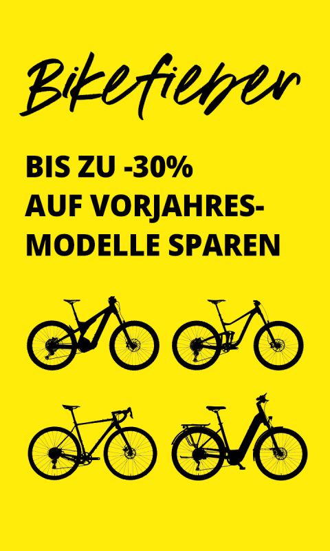 Gelbes Poster mit der Überschrift „Bikefieber“, Text „Bis zu -30 % auf Vorjahresmodelle sparen“ und schwarzen Silhouetten von vier verschiedenen Fahrradmodellen unten.