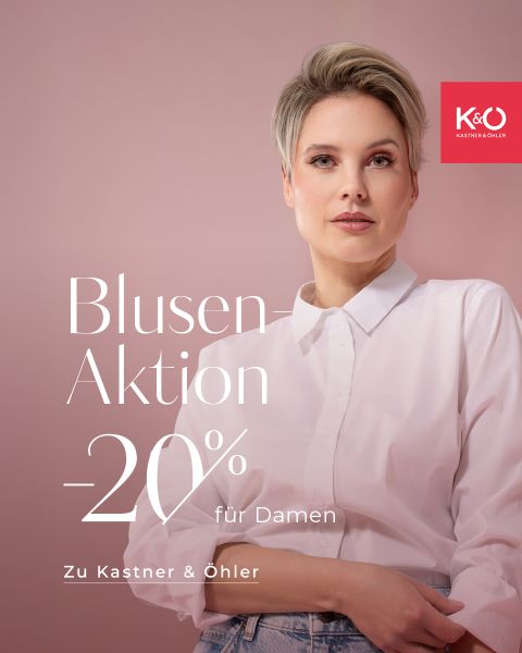 Eine Frau in einer weißen Bluse steht vor einem rosa Hintergrund. Der Text auf Deutsch lautet: „Blusen-Aktion -20 % für Damen. Zu Kastner & Öhler.“ Das K&Ö-Logo befindet sich in der oberen rechten Ecke.