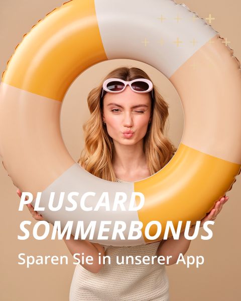 Eine Frau mit langen blonden Haaren zwinkert und schürzt die Lippen, während sie einen großen aufblasbaren Schwimmring hält. Sie trägt eine weiße Sonnenbrille. Der deutsche Text lautet: „PLUSTCARD SOMMERBONUS Sparen Sie in unserer App.“.