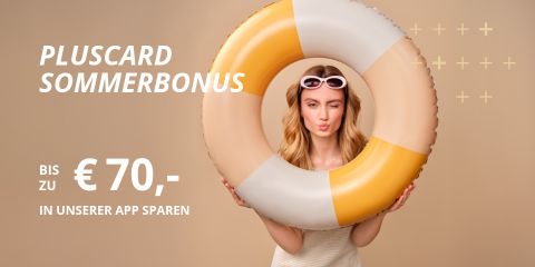 Eine Frau mit langen blonden Haaren und Sonnenbrille posiert verspielt und hält einen großen aufblasbaren Schwimmring in der Hand. Ein deutscher Text wirbt für einen PlusCard-Sommerbonus, der in der App bis zu 70 Euro Ersparnis verspricht.