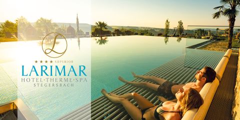 Ein Mann und eine Frau entspannen sich am Rande eines ruhigen Infinity-Pools im Hotel Larimar in Stegersbach, mit Palmen und einer malerischen Landschaft im Hintergrund. Der Name und das Logo des Hotels erscheinen auf der linken Seite.