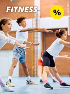 Kinder in Sportkleidung dehnen sich mit ausgestreckten Armen in einem Fitnessstudio. Das Wort „FITNESS“ und ein gelbes Prozentzeichen sind über das Bild gelegt. Die Umgebung ist hell mit einer Ziegelmauer im Hintergrund.