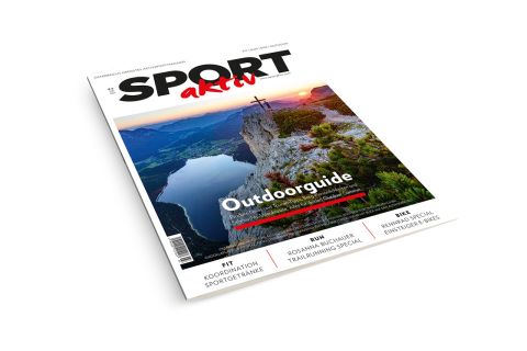 Titelbild der Zeitschrift „SPORT aktiv“ mit einer malerischen Berglandschaft mit See, großem Gipfelkreuz und Wanderer. Die Überschrift lautet „Outdoorguide“ mit Rubriken zu Sportgetränken, Training und Radfahren.
