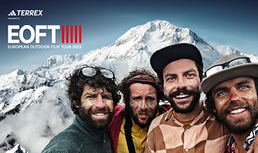 Vier abenteuerlustige Männer mit Bärten und Outdoor-Ausrüstung lächeln vor einer verschneiten Bergkulisse. Der Text lautet: "TERREX präsentiert die EOFT European Outdoor Film Tour 2025.