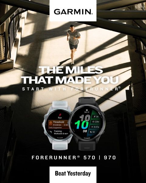Ein Mann läuft auf einer sonnenbeschienenen Fußgängerbrücke. Unter ihm sind zwei Garmin Forerunner Smartwatches und der Text zu sehen: "Die Meilen, die Sie dazu brachten, mit Forerunner anzufangen. Forerunner 570 | 970. Das Gestern schlagen.