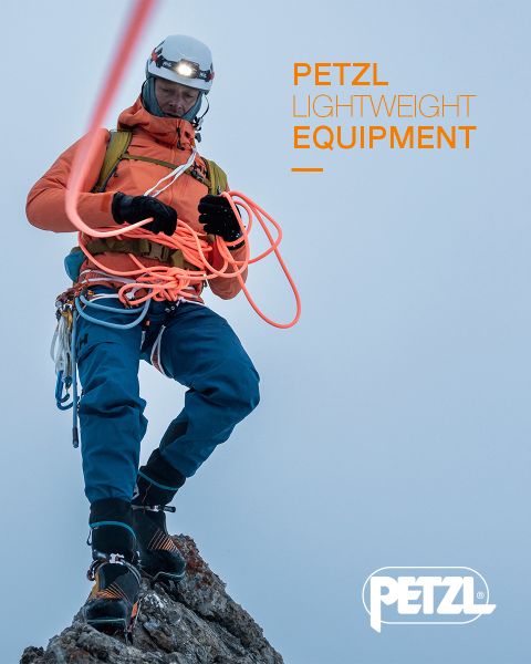 Ein Bergsteiger in orange-blauer Ausrüstung steht auf einem felsigen Gipfel und hält ein leuchtend orangefarbenes Seil. Der Text lautet "PETZL LIGHTWEIGHT EQUIPMENT" mit dem PETZL-Logo in der Ecke. Der Hintergrund ist ein bewölkter Himmel.