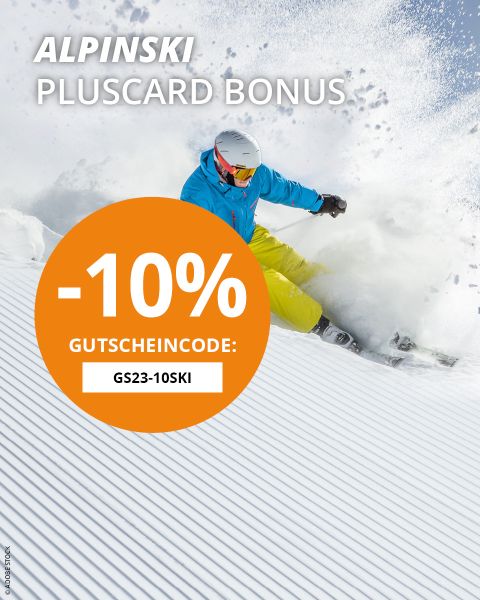 Ein Skifahrer in grau-orangefarbener Ausrüstung fährt einen verschneiten Hang hinunter. Ein großer orangefarbener Kreis zeigt das Angebot „-10% Gutscheincode: GS23-10SKI“ an. Der obere Text lautet „Alpinski Pluscard Bonus“.