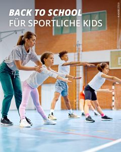 Kinder und eine Lehrerin strecken sich mit ausgestreckten Armen in einer Turnhalle. Der Text lautet "Back to School für sportliche Kids". Die Gruppe wirkt aktiv und engagiert und trägt Sportkleidung.