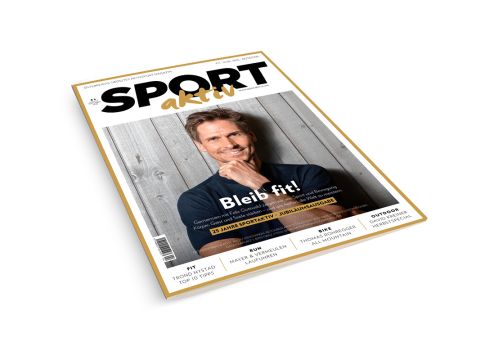 Eine deutsche Zeitschrift mit dem Titel "Sport aktiv" liegt auf einer weißen Fläche. Das Titelbild zeigt einen lächelnden Mann mit einer Hand am Kinn und der Schlagzeile "Bleib fit!" sowie verschiedene Artikelanreißer über Sport und Gesundheit.