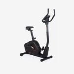 Schwarzer stationärer Heimtrainer mit Lenker, verstellbarem Sitz und Digitalanzeige vor einem schlichten weißen Hintergrund.