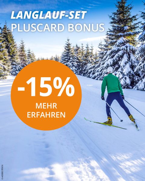 Zwei Personen laufen in einer verschneiten Landschaft im hellen Sonnenlicht Ski. Beide tragen leichte Jacken, Sonnenbrillen und schwarze Hosen. Ein orangefarbener Kreis mit der Aufschrift „-15% MEHR ERFAHREN“ weist auf ein Rabattangebot hin. Der Text darüber lautet „LANGLAUF-SET PLUSCARD BONUS“.