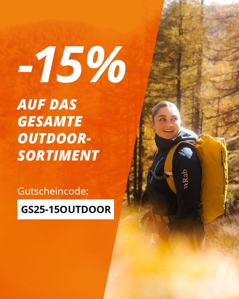 Eine lächelnde Frau in Outdoor-Kleidung und einem gelben Rucksack steht in einem sonnenbeschienenen Herbstwald. Textangebote "-15% auf das gesamte Outdoor-Sortiment" mit dem Code "GS25-15OUTDOOR" für einen Rabatt.